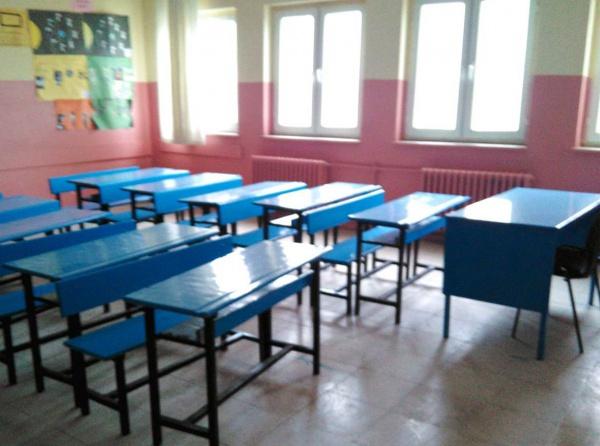 Merkez IMKB Ortaokulu Sınıfların Masa ve Sıralarını Boyuyor